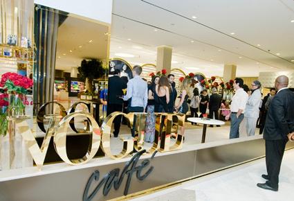 أسطورة كرة القدم ديديه دروغبا يشارك في إفتتاح Vogue Cafe في دبي مول